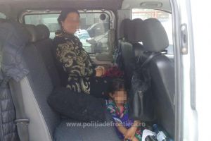 O femeie de etnie rromă a încercat să-şi scoată ilegal fetiţa din ţară, ascunzând-o sub fustă