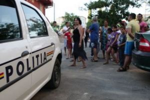 Poliţiştii au descins în ,,cartierul” romilor din Tăşnad. Peste 60 de persoane legitimate şi zeci de sancţiuni