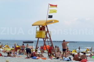 Se intampla in Romania: Un turist scos din valurile marii cere daune de 40.000 de euro celor trei salvamari si unui politist