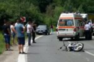 UPDATE. Accident dramatic între Moniom şi Reşiţa! Motociclist în stare gravă după ce s-a izbit de o maşină