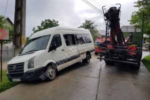 SUȚA SEACĂ: Microbuz cu pasageri, lovit de un camion