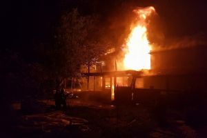 FOTOGALERIE. Incendiu de amploare la o casă din Satu Mare. Pericol de explozie