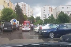 Copil lovit de maşină chiar lângă şcoală, Mănăştur. Traversa strada neregulamentar FOTO