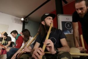 Bean MC (Subcarpaţi) îi învaţă pe timişoreni să cânte la caval