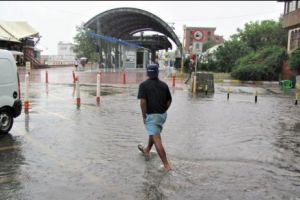 Potop la Constanţa. Străzi inundate, canalizări înfundate  