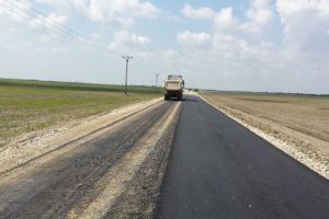 Asfaltarea unui drum din Timis, intre Ionel si Ivanda, aproape de finalizare