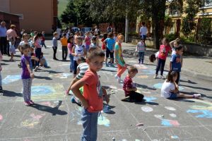 FOTO: Desene pe asfalt pentru copiii din Cugir, organizate în cadrul proiectului „Educaţie rutieră – Educaţie pentru viaţă”