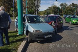 Doua masini avariate in intersectia Michelangelo