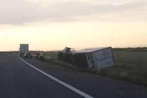 Autotren rasturnat in afara drumului, pe Autostrada A1