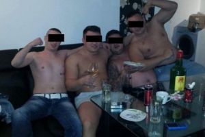 Trei INDIVIZI au fost ARESTAȚI pentru OMOR calificat după ce au sărit cu PICIOARELE pe burta victimei