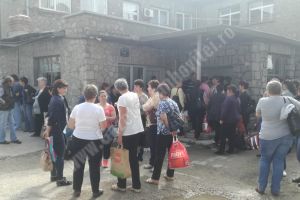 După becul de Fieni. se stinge şi speranţa ultimilor angajaţi! Astăzi, oamenii nu au fost primiţi în fabrică (VIDEO)