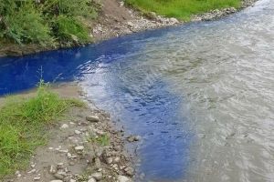 Poluare sau trucaj? Imagini cu un pârâu colorat în albastru, care se varsă în Ialomiţa