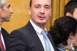 Un lider italian ȘTERGE PE JOS cu toţi românii: „Îl pui să facă ZECE DUȘURI, tot are un miros...” VIDEO SCANDALOS