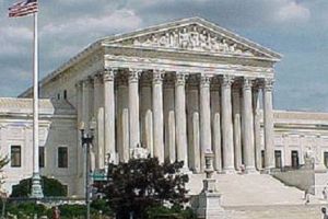 DECIZIE ISTORICĂ luată de Curtea Supremă a SUA. Cofetar vs. cuplu gay, cazul care a ajuns şi la Trump. PREMIERĂ ÎN JUSTIŢIE