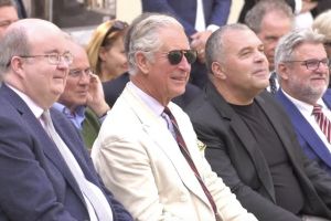 VIDEO – FOTO Prinţul Charles fascinat de Sibiu. S-a plimbat prin centrul istoric şi a stat mai mult decât planificase