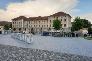 FOTO, VIDEO: Pregătiri pentru ”Alba Fest” 2018: Se montează scena în Piaţa Cetăţii. Se apropie “marea unire” a celor mai în vogă artişti din industria muzicală românească
