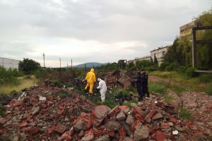 Substanţe posibil periculoase, descoperite în zona industrială a Bistriţei (FOTO-VIDEO)