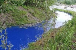 Parâu cu apa albastră ca cerneala. Fenomenul a îngrozit sătenii care nu au văzut niciodată aşa ceva