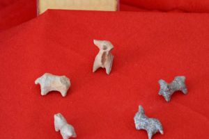 Șapte figurine miniaturale expuse la MCDR