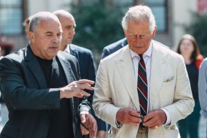 FOTO VIDEO Cadouri pentru prinţul Charles la Sibiu – A plecat încântat din oraş