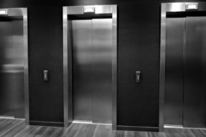 Motivul pentru care lifturile au oglinzi. Sigur nu ştiai asta!