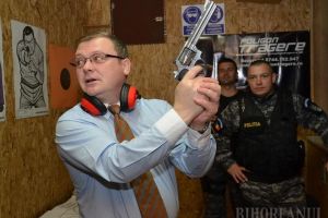 Avionul inculpaţilor: Chestorul Liviu Popa s-a luat la harţă cu un alt fost poliţist