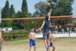 La Caransebeş plouă cu nisip! Primăria va permanentiza voleiul pe plajă!