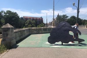 Timisoara tuturor posibilitatilor. Opera de arta aparuta din neant pe Podul Traian ramane acolo
