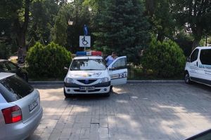 Un poliţist a parcat pe cele două locuri pentru persoane cu handicap, în centrul Sucevei