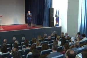 Valentin Popa vrea ca profesorii performanţi din şcolile de la oraş să predea şi în ...