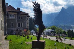 Sculpturi de peste 6 metri înălţime, expuse la Castelul Cantacuzino din Buşteni