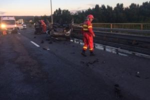 Sinucidere pe şosea, pentru o datorie de 7.000 de lei. Un tânăr a intrat violent cu maşina în parapet VIDEO