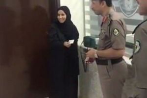 Prima femeie din Arabia Saudită care are drept să şofeze. Maşinile au fost conduse timp de jumătate de secol numai de bărbaţi