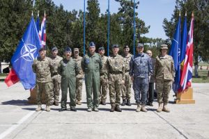 Șeful Fortelor Aeriene Regale, in vizita la personalul britanic dislocat in Romania (galerie foto)