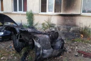 Autoturism în flăcări, pe o stradă din oraşul Videle