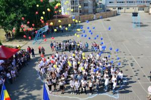 La mulţi ani, Colegiul Vuia! Elevii au sărbătorit ziua şcolii cu un flashmob tricolor (FOTO/VIDEO)