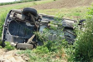 LIVE&FOTO. Furgonetă făcută praf! S-a răsturnat în şanţ, cu roţile în sus