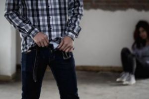 VIOL în CIMITIR. Fată de 14 ani BATJOCORITĂ de ȘAPTE INDIVIZI