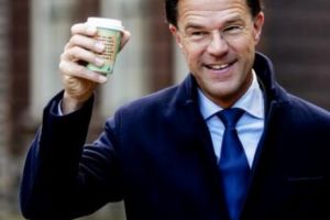 Gest de normalitate: Premierul Olandei a dat cu MOPUL după ce şi-a vărsat cafeaua. VIDEO în articol