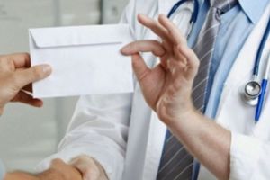 Cutremurător! – Şpagă pentru încă un an de viaţă…