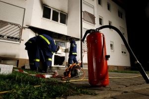 NEWS ALERT/ Incendiu într-un bloc din Arad: Un MORT şi mai MULŢI INTOXICAŢI cu fum. Nouă EVACUAŢI