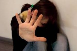 Şapte tineri din Valea lui Mihai, săltaţi de DIICOT, după ce au ademenit o fată de 14 ani să facă sex în grup în cimitirul evreiesc