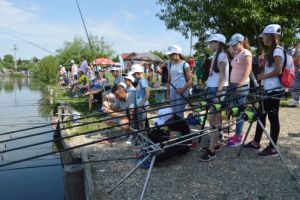 De 1 iunie, 1.700 de undiţe, cu fir întins de cei mici, la Lacul Hermes Periş. Cupa Copiilor Marele Pescar, o sărbătoare care a adunat 4.000 de oameni veseli pasionaţi de pescuit