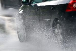 Conduceţi prudent pe timp de ploaie
