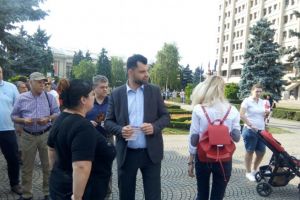 S-a dus si Dobre la protest, camuflat in sotron...