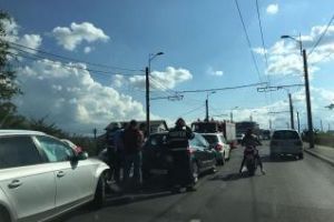 A treia zi cu accident pe Podul IRA. Trei maşini au fost implicate FOTO