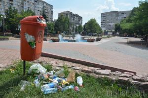 Mizerabil! Parcul Magnoliei din Oradea este plin de gunoaie, pentru că Primăria n-are contract de curăţenie (FOTO)