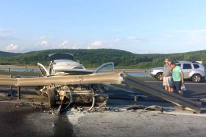 FOTO – Accident pe autostrada A1, Sibiu – Orăştie. O maşină a luat foc