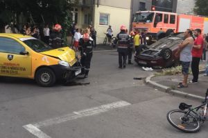 Imagini de la eveniment. Accident spectaculos in Constanta. O masina s-a rasturnat dupa impact (galerie foto) 