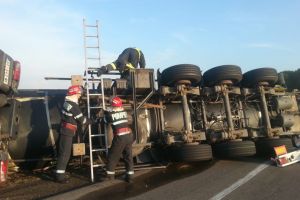 Ialomiţa: Accident rutier pe DN2, în apropiere de Sineşti. Cisternă răsturnată